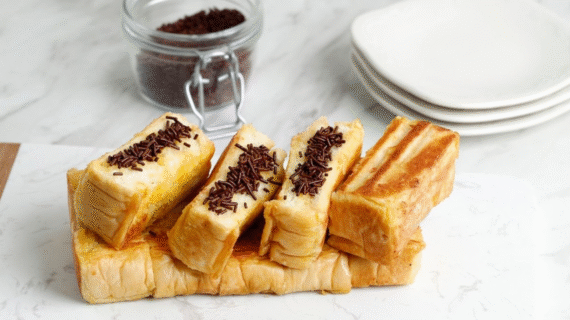 Legenda di Setiap Gigitan: Mengulas Fenomena Roti Bakar Bandung yang Tak Pernah Pudar di Depok!